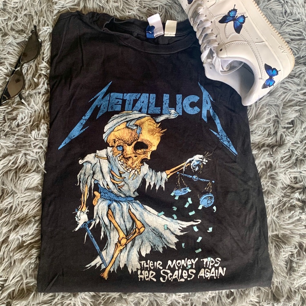 Vintage metalica shirt fits like a medium. 🖤